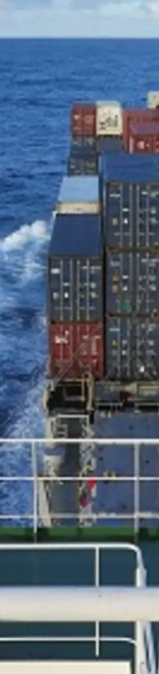 Mit Frachtschiff von Genua auslaufen